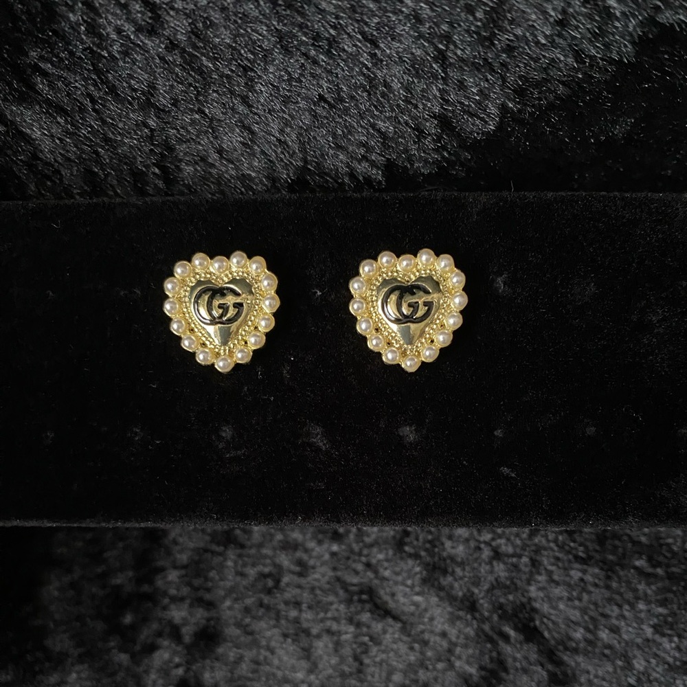 Vintage Gucci GG Heart Pearl Stud Earrings - Picture 2 of 5